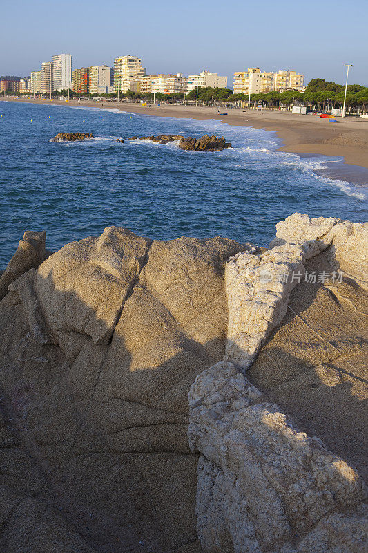 Platja D'Aro在海滩上岩石